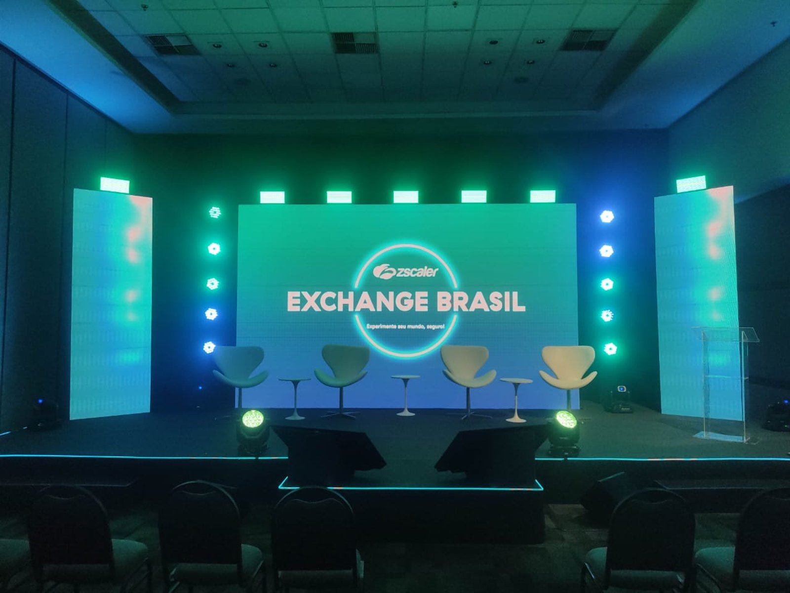 Palco com painéis de LED e iluminação em produção da ALE