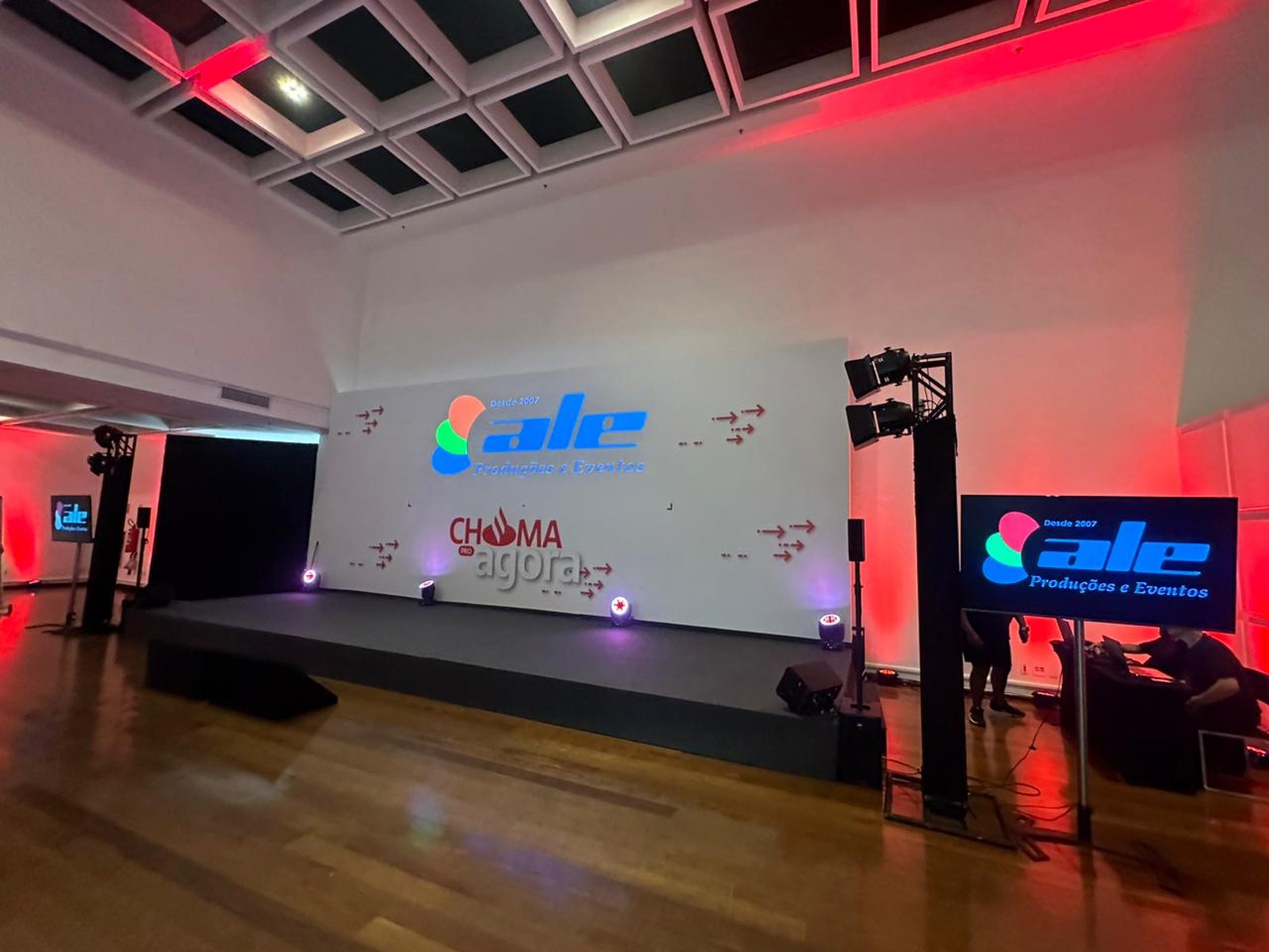 Ambiente com projeção da marca ALE e iluminação colorida